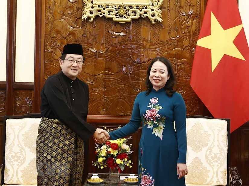 At the reception for Malaysian Ambassador Tan Yang Thai, Acting President Xuan agrees with his proposal of stepping up delegation exchanges this year. Photo: VNA At the reception for Malaysian Ambassador Tan Yang Thai, Acting President Xuan agrees with his proposal of stepping up delegation exchanges this year. Photo: VNA