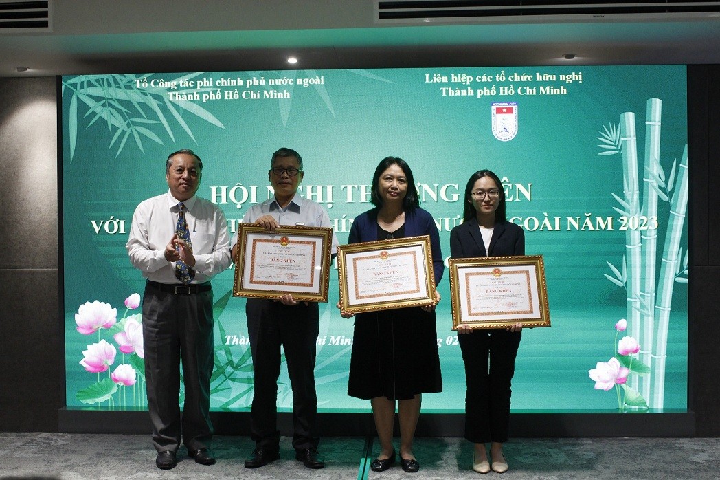 Representatives of foreign NGOs received certificates of merit from the People's Committee of Ho Chi Minh City. Photo: HUFO Representatives of foreign NGOs received certificates of merit from the People's Committee of Ho Chi Minh City. Photo: HUFO
