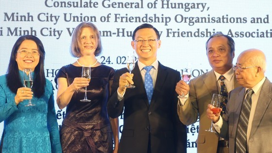 Director of the HCMC Department of Foreign Affairs Tran Phuoc Anh and the Consulate General of Hungary in HCMC Szilvia Szojka toasted to celebrate 73 years of establishing Vietnam-Hungary diplomatic relations. Photo: Minh Dung Director of the HCMC Department of Foreign Affairs Tran Phuoc Anh and the Consulate General of Hungary in HCMC Szilvia Szojka toasted to celebrate 73 years of establishing Vietnam-Hungary diplomatic relations. Photo: Minh Dung
