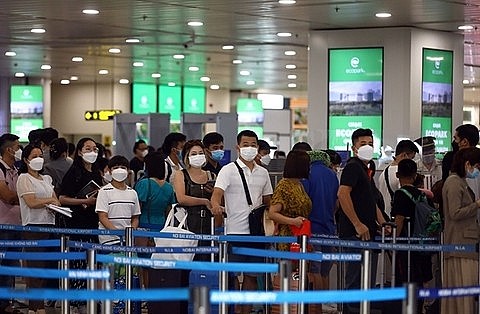 Passengers waiting in line to board a plane at Noi Bai International Airport in Ha Noi. — VNA/VNS Photo Huy Hung Passengers waiting in line to board a plane at Noi Bai International Airport in Ha Noi. — VNA/VNS Photo Huy Hung