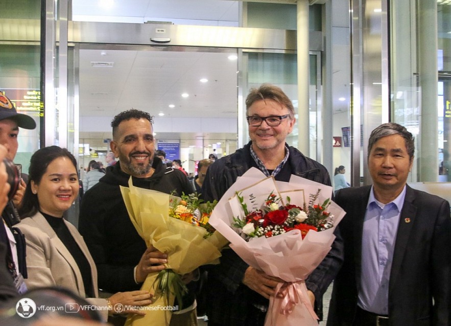 Vietnam Football Federation (VFF) leaders welcome Philippe Troussier and his assistant Moulay Lahsen Azzeggouarh Wallen at Noi Bai International Airport in Hanoi on February 26. (Photo: VFF) Vietnam Football Federation (VFF) leaders welcome Philippe Troussier and his assistant Moulay Lahsen Azzeggouarh Wallen at Noi Bai International Airport in Hanoi on February 26. (Photo: VFF)