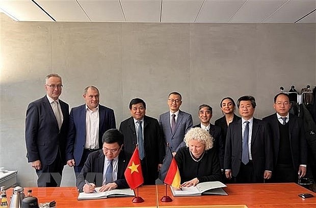 Le Manh Hung (L), head of the Vietnamese ministry' enterprise development department, and Alina Grumpert, Director of the German Agribusiness Alliance (GAA), signed a Memorandum of Understanding establishing a common cooperation framework under the witness of Minister Nguyen Chi Dung (standing, third, from left). (Photo: VNA) Le Manh Hung (L), head of the Vietnamese ministry' enterprise development department, and Alina Grumpert, Director of the German Agribusiness Alliance (GAA), signed a Memorandum of Understanding establishing a common cooperation framework under the witness of Minister Nguyen Chi Dung (standing, third, from left). (Photo: VNA)