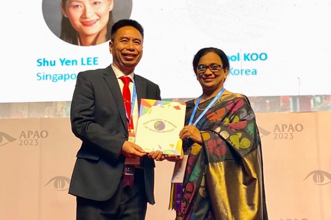 The award is the noblest in the field of ophthalmology in the region. Photo: VNA The award is the noblest in the field of ophthalmology in the region. Photo: VNA