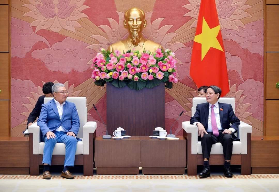 Vice Chairman of the Vietnamese National Assembly Nguyen Duc Hai (R) and Chairman of the RoK – Vietnam Friendship Association Lee Shin-jae. Photo: quochoi.vn Vice Chairman of the Vietnamese National Assembly Nguyen Duc Hai (R) and Chairman of the RoK – Vietnam Friendship Association Lee Shin-jae. Photo: quochoi.vn