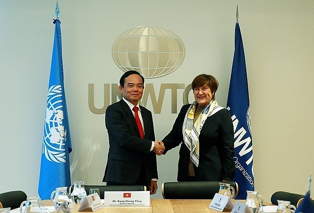 Deputy Prime Minister Tran Luu Quang met UNWTO Executive Director Zoritsa Urosevic. Deputy Prime Minister Tran Luu Quang met UNWTO Executive Director Zoritsa Urosevic.