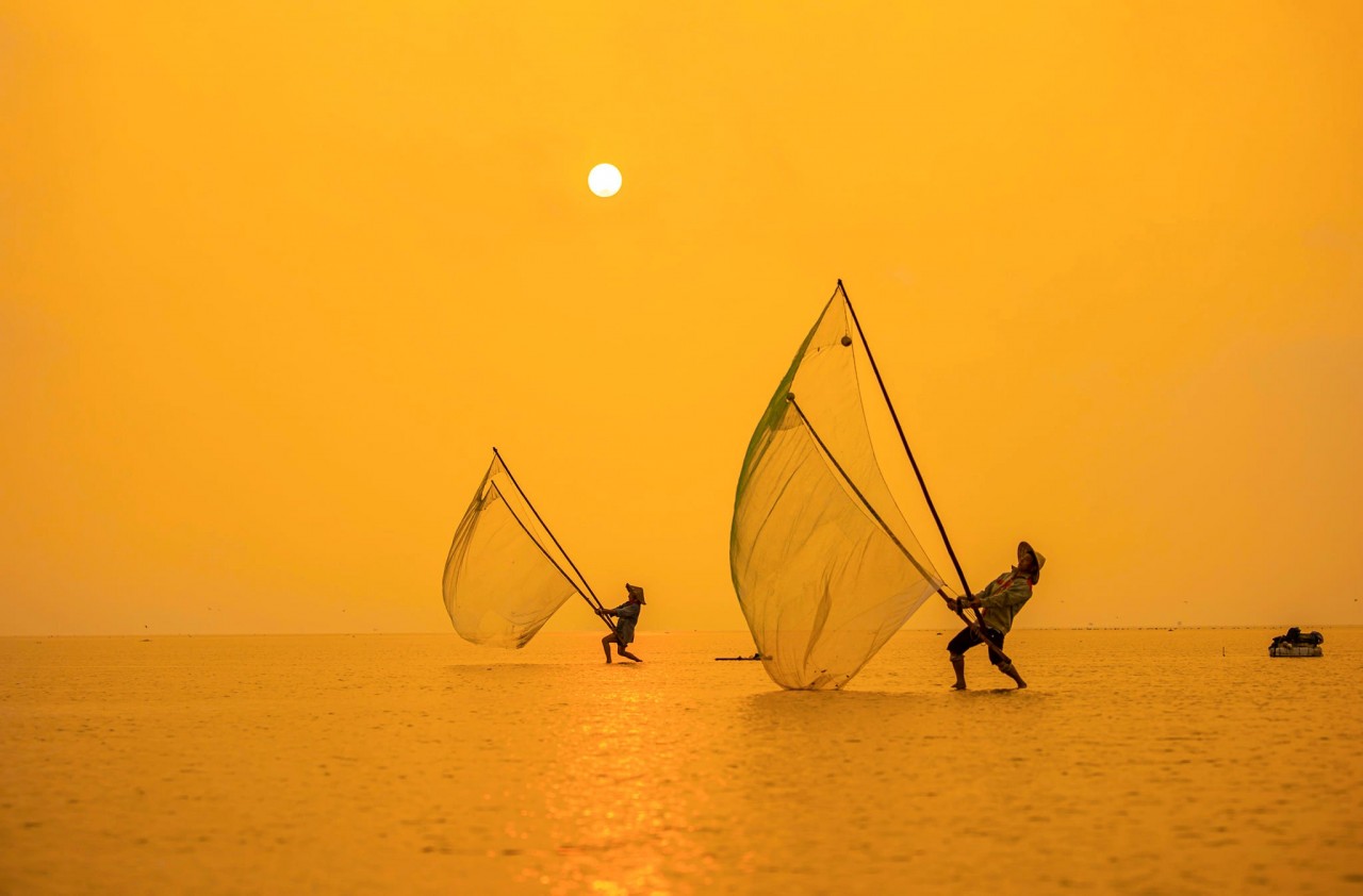 The local villagers catching fish on the sea. Photo: Vu Thanh Thuy The local villagers catching fish on the sea. Photo: Vu Thanh Thuy