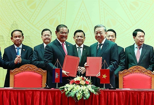 Vietnamese Minister of Public Security Gen. Tô Lâm and Cambodian Deputy PM and Minister of Interior Samdech Krolahom Sar Kheng signed the document on cooperation between the two ministries in 2023. — VNA/VNS Photo Phạm Kiên Vietnamese Minister of Public Security Gen. Tô Lâm and Cambodian Deputy PM and Minister of Interior Samdech Krolahom Sar Kheng signed the document on cooperation between the two ministries in 2023. — VNA/VNS Photo Phạm Kiên