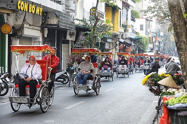A group of foreign visitors go on sightseeing tour in Hà Nội's Old Quarter on xích lô (cycle rickshaw) in 2023. — VNA/VNS Photo Minh Quyết A group of foreign visitors go on sightseeing tour in Hà Nội's Old Quarter on xích lô (cycle rickshaw) in 2023. — VNA/VNS Photo Minh Quyết