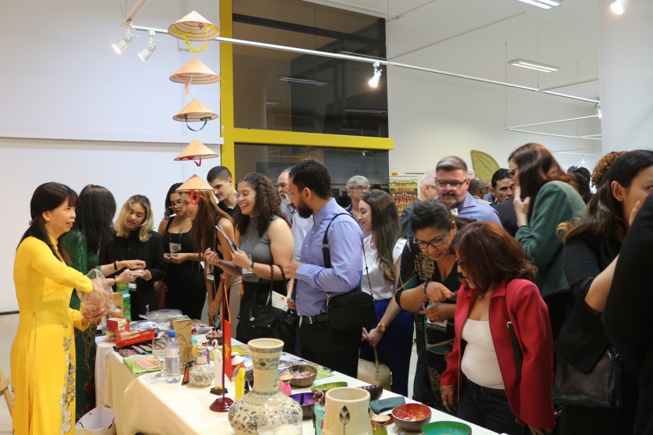 Ambassador Pham Thi Kim Hoa (yellow dress) introduces Vietnamese traditional handicraft products to Brazilian businesses. Ambassador Pham Thi Kim Hoa (yellow dress) introduces Vietnamese traditional handicraft products to Brazilian businesses.