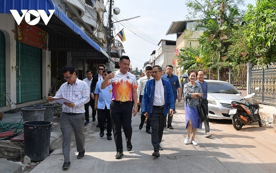 Vietnamese Ambassador to Thailand Phan Chi Thanh and Udon Thani City Mayor Thanadorn Phuttharaksa examine the progress of the Vietnam Town project. Vietnamese Ambassador to Thailand Phan Chi Thanh and Udon Thani City Mayor Thanadorn Phuttharaksa examine the progress of the Vietnam Town project.