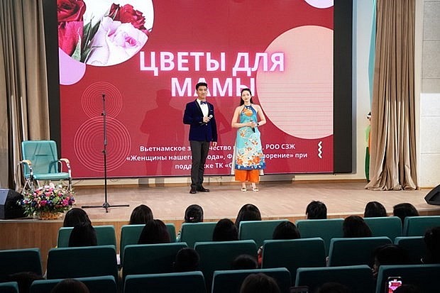 A performance in the musical show celebrating International Women's day in Moscow. (Photo: VNA) A performance in the musical show celebrating International Women's day in Moscow. (Photo: VNA)