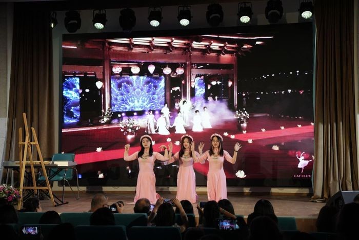 Participating in the program, Vietnamese singers, singers, and teenagers brought beautiful and profound lyrics, melodies, and dances, praising the good values of people, praising the country as Russian-Vietnamese Music Exchange Honours Women