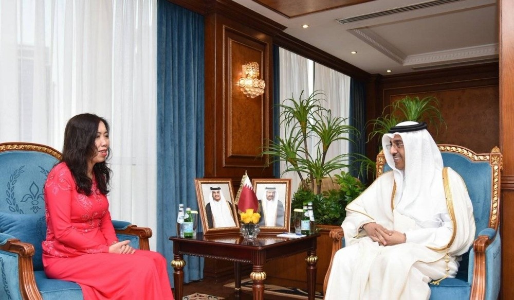 Deputy Foreign Minister Le Thi Thu Hang and Qatar's Minister of Labour Ali Bin Saeed Bin Smaikh Al Marri. Photo: gulf-times. Deputy Foreign Minister Le Thi Thu Hang and Qatar's Minister of Labour Ali Bin Saeed Bin Smaikh Al Marri. Photo: gulf-times.