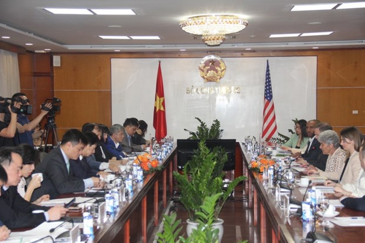 Vietnamese Deputy Minister of Industry and Trade Do Thang Hai received US Under Secretary of Commerce for International Trade Marisa Lago in Hanoi on March 10. Photo: VNA Vietnamese Deputy Minister of Industry and Trade Do Thang Hai received US Under Secretary of Commerce for International Trade Marisa Lago in Hanoi on March 10. Photo: VNA