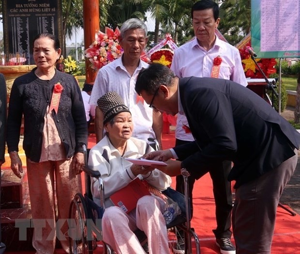 A leader of Dong A University presents gift packages to the families of the fallen soldiers in Quang Nam and Da Nang. Photo: VNA A leader of Dong A University presents gift packages to the families of the fallen soldiers in Quang Nam and Da Nang. Photo: VNA