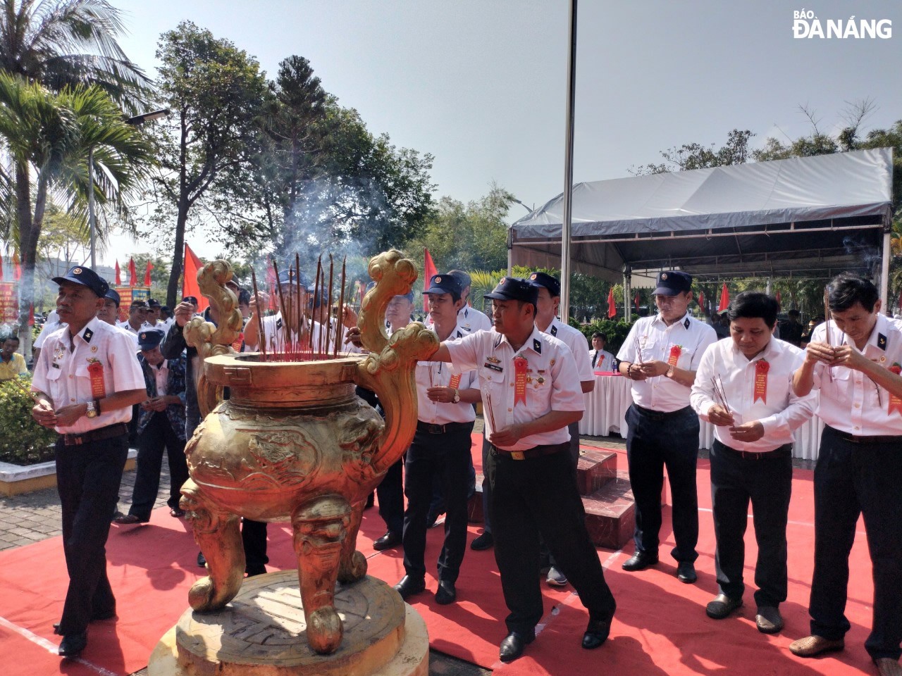 War veterans pay tribute to the 64 Gac Ma soldiers. Photo: Da Nang newspaper War veterans pay tribute to the 64 Gac Ma soldiers. Photo: Da Nang newspaper