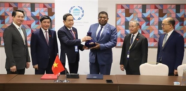 Permanent Vice Chairman of the National Assembly Tran Thanh Man (3rd from L) and Secretary General of the Inter-Parliamentary Union Martin Chungong (3rd from R). Photo: VNA Permanent Vice Chairman of the National Assembly Tran Thanh Man (3rd from L) and Secretary General of the Inter-Parliamentary Union Martin Chungong (3rd from R). Photo: VNA