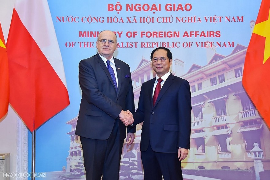 Minister of Foreign Affairs of Vietnam Bui Thanh Son (R) welcomes his Polish counterpart Zbigniew Rau ons his first visit to Vietnam on March 16. (Photo: baoquocte.vn) Minister of Foreign Affairs of Vietnam Bui Thanh Son (R) welcomes his Polish counterpart Zbigniew Rau ons his first visit to Vietnam on March 16. (Photo: baoquocte.vn)