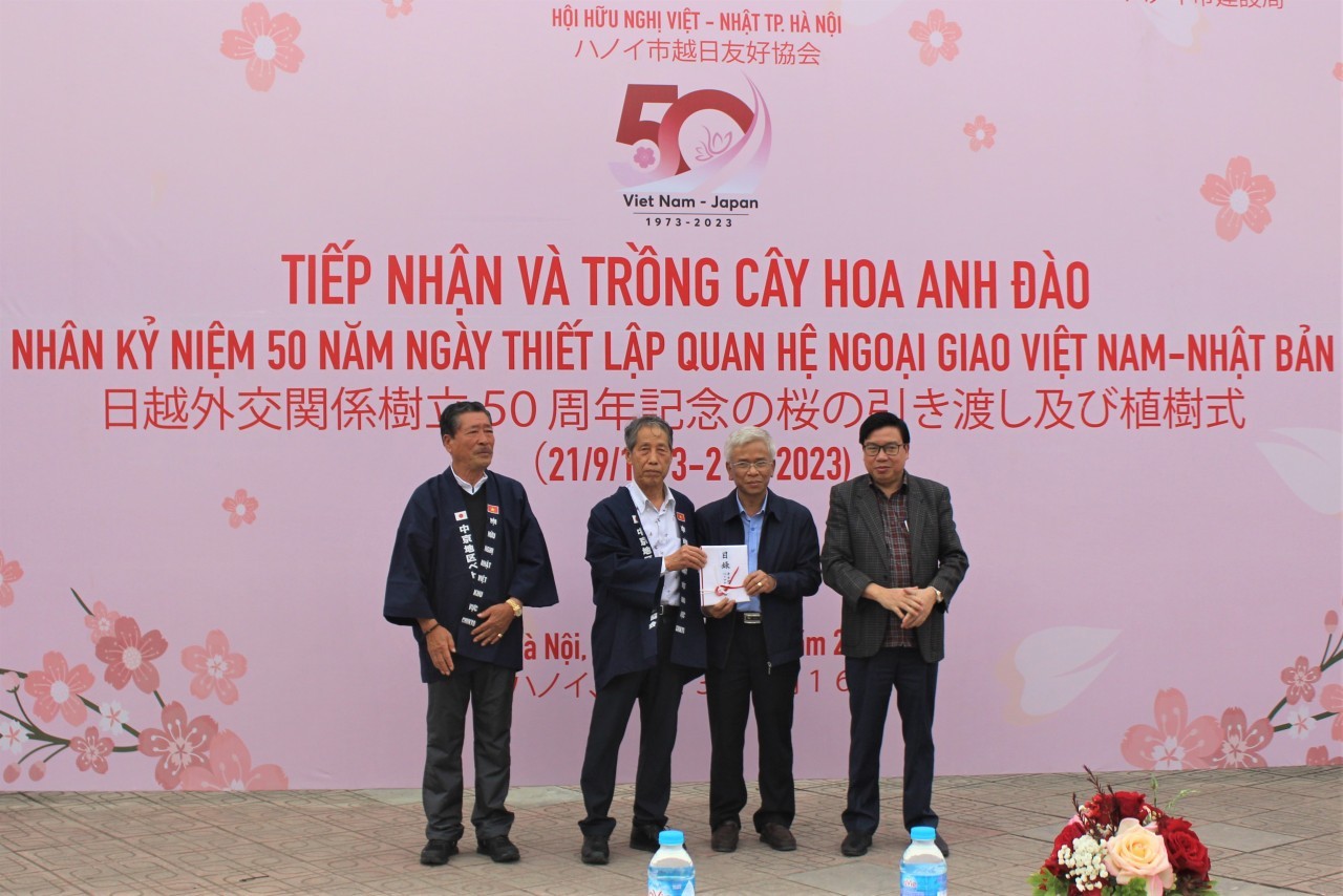 At the reception of 110 cherry blossom trees from the Chukyo Japan – Vietnam Friendship association. Photo: VNT At the reception of 110 cherry blossom trees from the Chukyo Japan – Vietnam Friendship association. Photo: VNT
