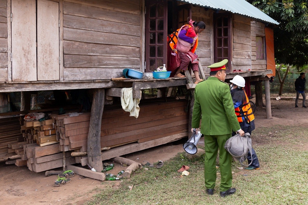 A drill to respond to an upcoming strong storm in Thuan commune, Huong Hoa district, Quang Tri province. Photo: CARE International in Vietnam A drill to respond to an upcoming strong storm in Thuan commune, Huong Hoa district, Quang Tri province. Photo: CARE International in Vietnam