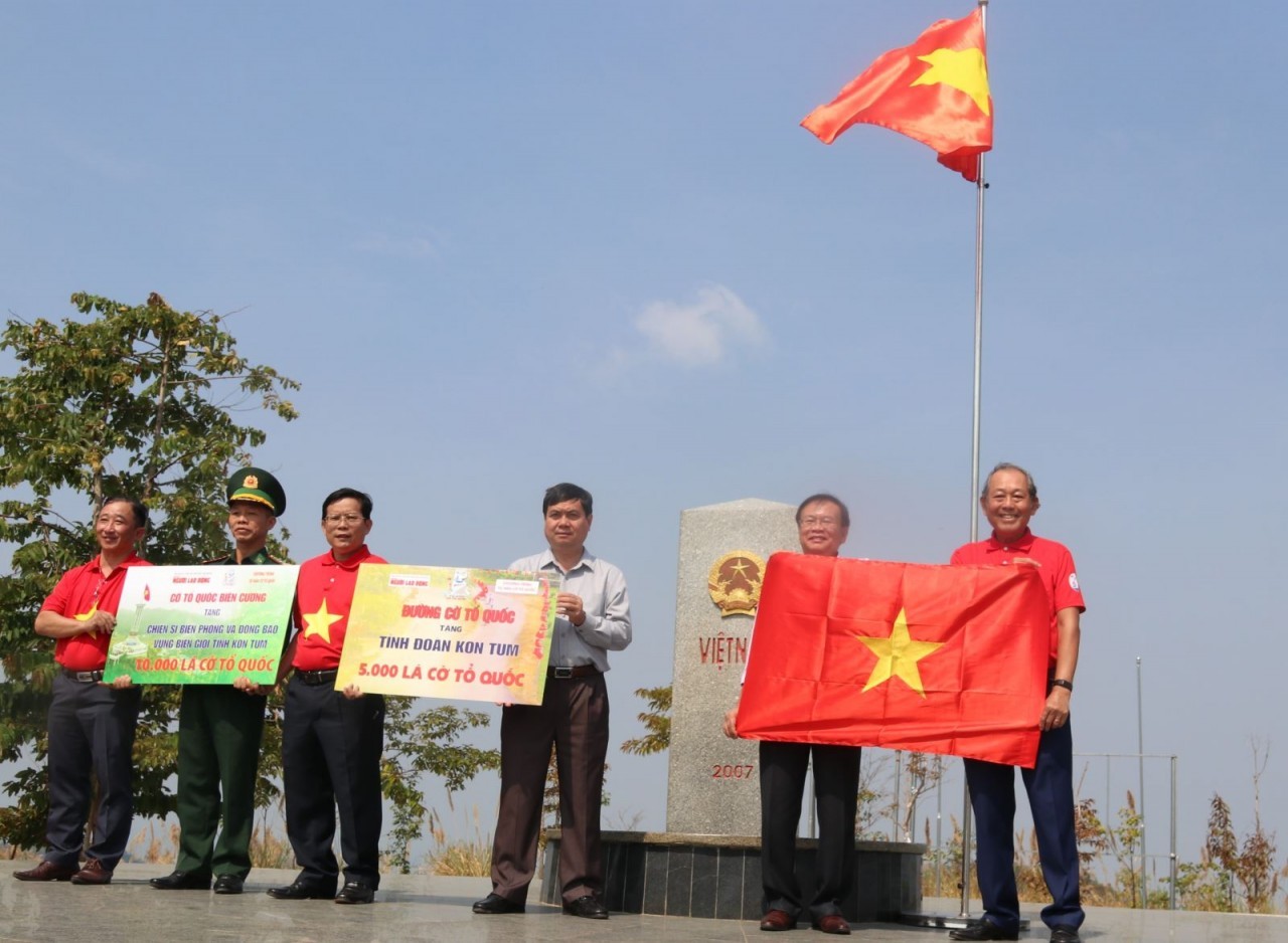Kon Tum: 5,000 Flags, 100 Gits Presented to People in Border Areas Kon Tum: 5,000 Flags, 100 Gits Presented to People in Border Areas