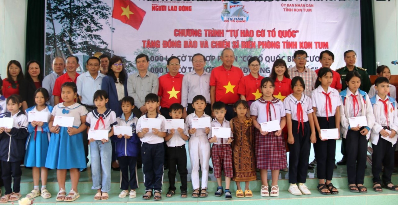 Kon Tum: 5,000 Flags, 100 Gits Presented to People in Border Areas Kon Tum: 5,000 Flags, 100 Gits Presented to People in Border Areas