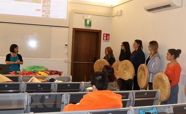 Students who are studying Vietnamese from the Faculty of Asian and Northern African Studies under the Ca’ Foscari University of Venice performed Vietnamese folk songs, water puppet shows and recited the Tale of Kieu during the “Vietnam Soul” event in December 2021. Photo: VNA Students who are studying Vietnamese from the Faculty of Asian and Northern African Studies under the Ca’ Foscari University of Venice performed Vietnamese folk songs, water puppet shows and recited the Tale of Kieu during the “Vietnam Soul” event in December 2021. Photo: VNA