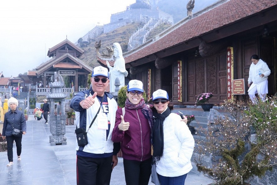 International friends visit the spiritual cultural complex on the top of Fansipan (Photo: Thu Ha) International friends visit the spiritual cultural complex on the top of Fansipan (Photo: Thu Ha)