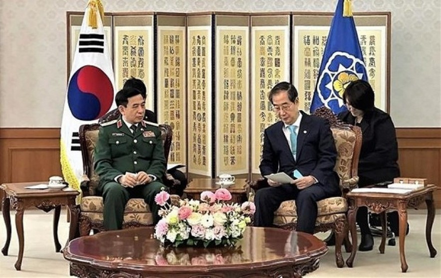 Defence Minister Gen. Phan Van Giang (L) meets with RoK Prime Minister Han Duck-soo (Photo: VNA) Defence Minister Gen. Phan Van Giang (L) meets with RoK Prime Minister Han Duck-soo (Photo: VNA)