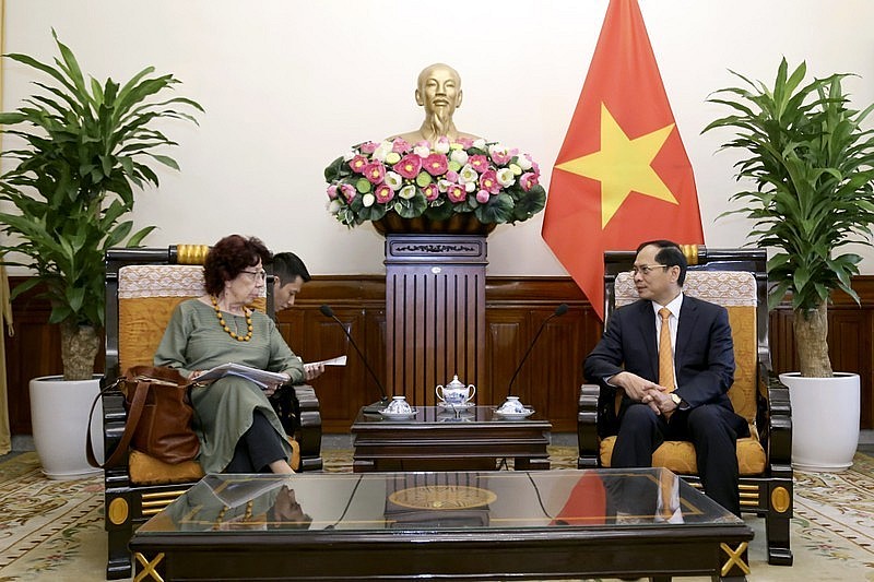 Speaking at the meeting, Minister Son emphasised that Vietnam always attaches importance to and hopes to foster its time-honoured friendship and fine cooperation with Mexico. The two ministries should speed up delegation exchanges; maintain close cooperation, coordination and support for each other at international ordinations and multilateral forums that both are members to, Minister Son said. For her part, Undersecretary of Foreign Affairs of Mexico Carmen Moreno Toscano underscored that Vietnam is one of Mexico's important political and economic partners in Asia, particularly as both countries are members of the APEC, and the Comprehensive and Progressive Agreement for Trans-Pacific Partnership (CPTPP). On the same day, Vietnamese Deputy Minister of Foreign Affairs Do Hung Viet and the Mexican official co-chaired the seventh political consultation to share information on each country’s situation, agree on measures to strengthen the bilateral relations in the coming time, and exchange views on regional and international issues of mutual concern. The two sides agreed to continue stepping up bilateral cooperation, especially in economics and trade; bringing into full play advantages of the CPTPP; and perfecting a legal corridor to increase the effectiveness of collaboration activities. After the session, the two sides signed a memorandum of understanding on collaboration in diplomatic training between the two ministries. Within the framework of her visit, Carmen Moreno Toscano also paid tribute to President Ho Chi Minh at his mausoleum, and worked with the Vietnam-Mexico Friendship Parliamentarians’ Group. Speaking at the meeting, Minister Son emphasised that Vietnam always attaches importance to and hopes to foster its time-honoured friendship and fine cooperation with Mexico. The two ministries should speed up delegation exchanges; maintain close cooperation, coordination and support for each other at international ordinations and multilateral forums that both are members to, Minister Son said. For her part, Undersecretary of Foreign Affairs of Mexico Carmen Moreno Toscano underscored that Vietnam is one of Mexico's important political and economic partners in Asia, particularly as both countries are members of the APEC, and the Comprehensive and Progressive Agreement for Trans-Pacific Partnership (CPTPP). On the same day, Vietnamese Deputy Minister of Foreign Affairs Do Hung Viet and the Mexican official co-chaired the seventh political consultation to share information on each country’s situation, agree on measures to strengthen the bilateral relations in the coming time, and exchange views on regional and international issues of mutual concern. The two sides agreed to continue stepping up bilateral cooperation, especially in economics and trade; bringing into full play advantages of the CPTPP; and perfecting a legal corridor to increase the effectiveness of collaboration activities. After the session, the two sides signed a memorandum of understanding on collaboration in diplomatic training between the two ministries. Within the framework of her visit, Carmen Moreno Toscano also paid tribute to President Ho Chi Minh at his mausoleum, and worked with the Vietnam-Mexico Friendship Parliamentarians’ Group.