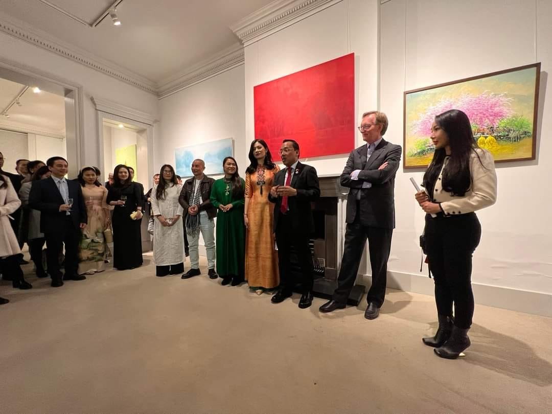 Paintings by 10 Vietnamese Contemporary Artists Exhibited in UK Paintings by 10 Vietnamese Contemporary Artists Exhibited in UK