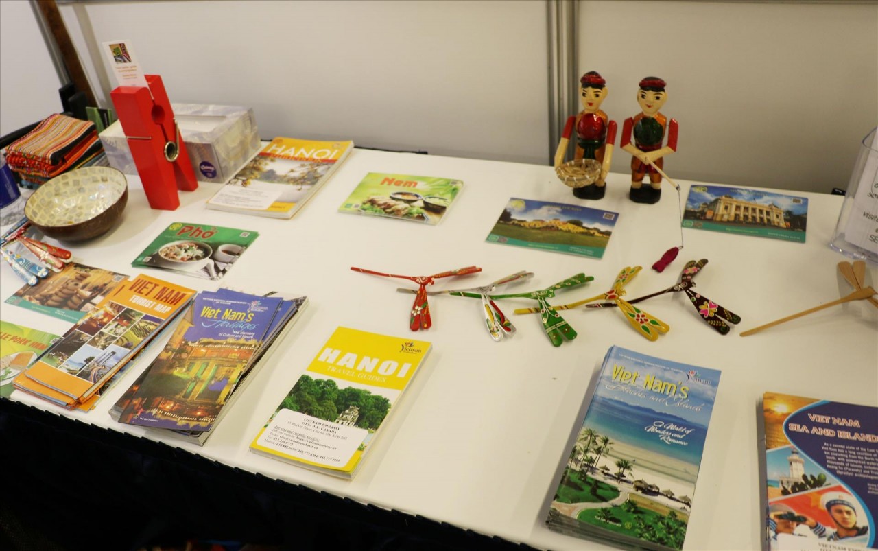 The Vietnam exhibition booth is interested by many international friends because of the information and vivid images about people and beautiful life. Interesting types of tourism and lively destinations are prominently introduced to help visitors better understand the enthusiasm and hospitality of Vietnamese people. The Vietnam exhibition booth is interested by many international friends because of the information and vivid images about people and beautiful life. Interesting types of tourism and lively destinations are prominently introduced to help visitors better understand the enthusiasm and hospitality of Vietnamese people.