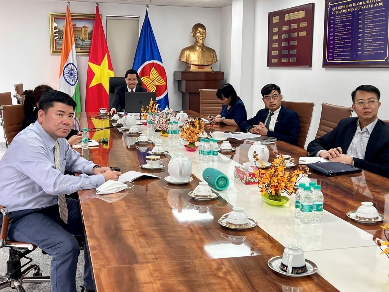 Ambassador Nguyen Thanh Hai and staff of the Vietnamese Embassy at the New Delhi bridge point. Ambassador Nguyen Thanh Hai and staff of the Vietnamese Embassy at the New Delhi bridge point.