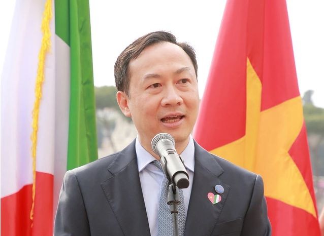 Vietnamese Ambassador to Italy Duong Hai Hung speaks at Vietnamese silk fashion show. Source: VTV Vietnamese Ambassador to Italy Duong Hai Hung speaks at Vietnamese silk fashion show. Source: VTV