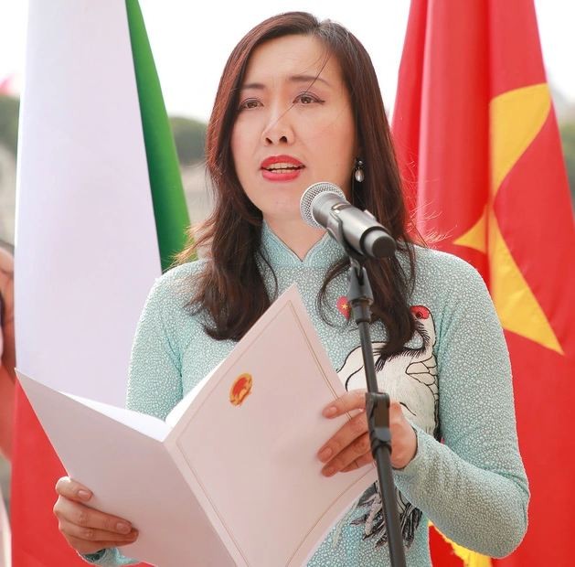 Vietnamese Deputy Foreign Minister Le Thi Thu Hang speaks at Vietnamese silk fashion show. Source: VTV Vietnamese Deputy Foreign Minister Le Thi Thu Hang speaks at Vietnamese silk fashion show. Source: VTV