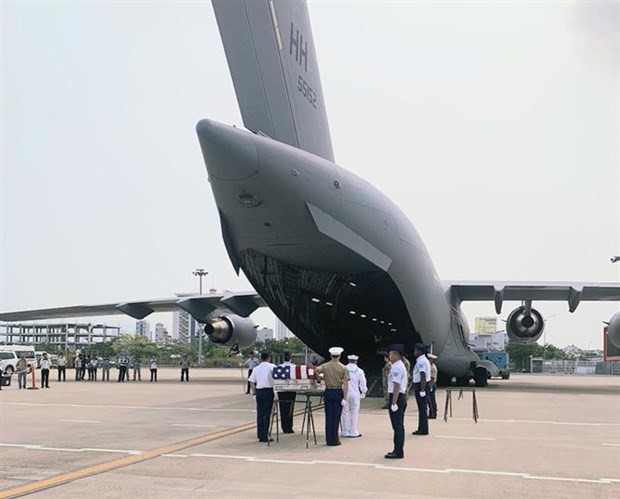 The seeking of the remains of US servicemen missing during the war in Vietnam is humanitarian cooperation between the Vietnamese and US Government. This is the 160th hand-over of American missing servicemen’s remains since 1973. Photo: VNA