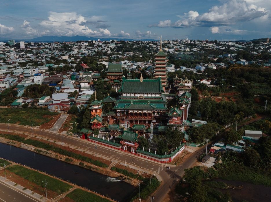 It has a unique, Japanese and Chinese-style architecture with exquisite carvings and a beautiful green campus, creating a peaceful space. It has a unique, Japanese and Chinese-style architecture with exquisite carvings and a beautiful green campus, creating a peaceful space.