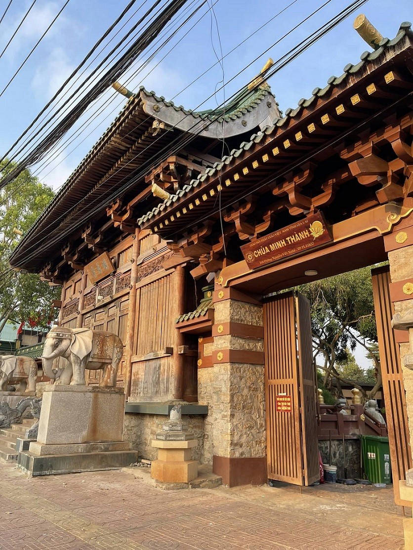 In the small alleys of the pagoda, there are many mossy walls interlaced with creeping vegetation, evidence of the age of the temple. Photo: Dam Hoa In the small alleys of the pagoda, there are many mossy walls interlaced with creeping vegetation, evidence of the age of the temple. Photo: Dam Hoa