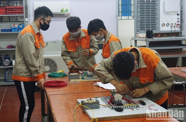 Electrical profession is trained by Lao Cai College in association with Skills Consulting Group (New Zealand) to meet international standards. Photo: NDO Electrical profession is trained by Lao Cai College in association with Skills Consulting Group (New Zealand) to meet international standards. Photo: NDO