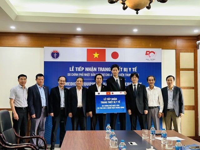 Vietnamese and Japanese officials at the medical equipment hand-over ceremony. Photo: VNA Vietnamese and Japanese officials at the medical equipment hand-over ceremony. Photo: VNA