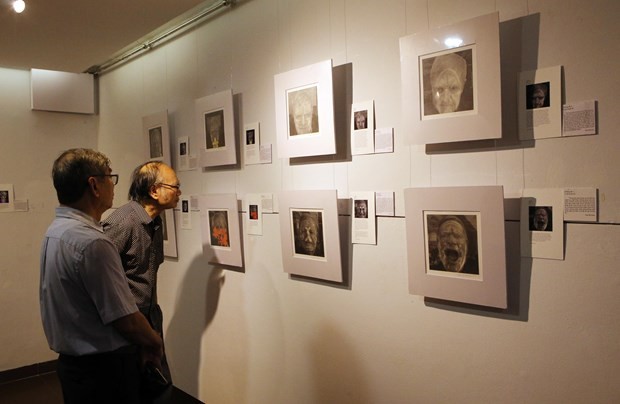 Visitors look at a painting at the exhibition in Da Nang. Photo: VNA Visitors look at a painting at the exhibition in Da Nang. Photo: VNA