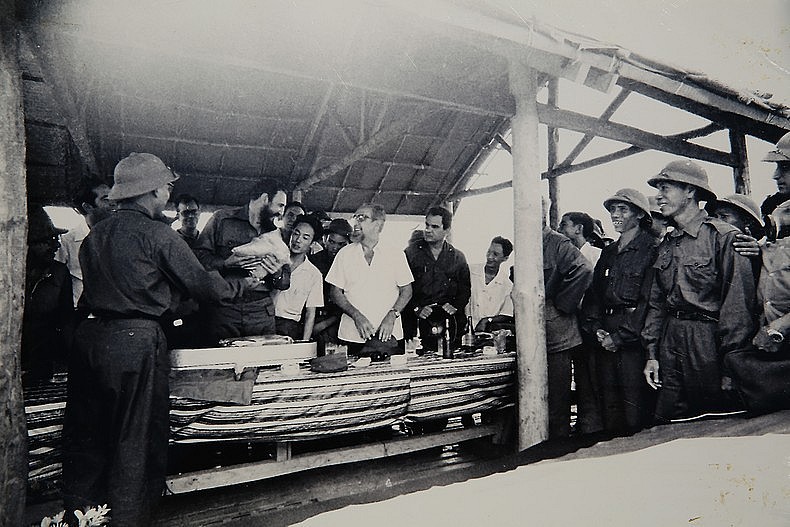 Fidel Castro in Quang Tri - A Photo Set by Si So Fidel Castro in Quang Tri - A Photo Set by Si So
