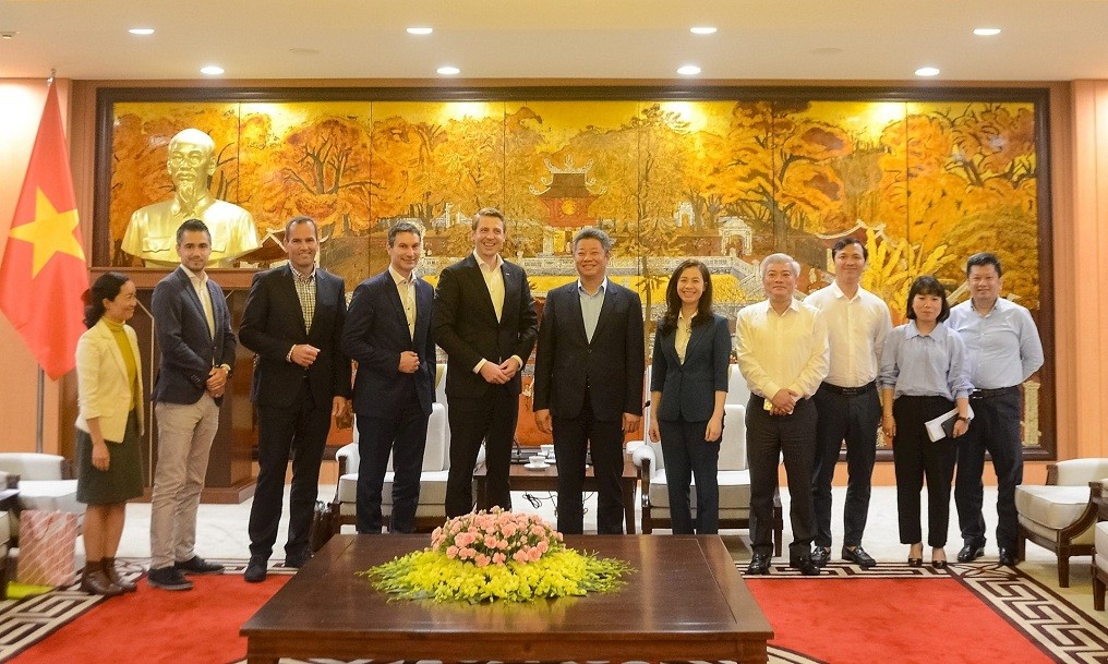 Hanoi People's Committee Vice Chairman Nguyen Manh Quyen (center) receives an Austrian delegation led by Philipp Gady, Vice President of the Austrian Federal Economic Chamber, on April 18. Photo: The Hanoi Times Hanoi People's Committee Vice Chairman Nguyen Manh Quyen (center) receives an Austrian delegation led by Philipp Gady, Vice President of the Austrian Federal Economic Chamber, on April 18. Photo: The Hanoi Times