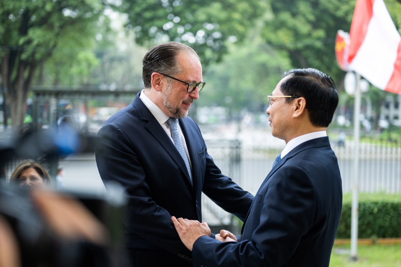 Minister of Foreign Affairs Bui Thanh Son (R) and his Austrian counterpart Alexander Schallenberg. Minister of Foreign Affairs Bui Thanh Son (R) and his Austrian counterpart Alexander Schallenberg.