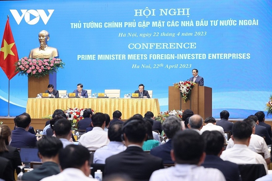 Prime Minister Pham Minh Chinh delivers a strong political commitment in his meeting with foreign investors in Hanoi on April 22. Prime Minister Pham Minh Chinh delivers a strong political commitment in his meeting with foreign investors in Hanoi on April 22.