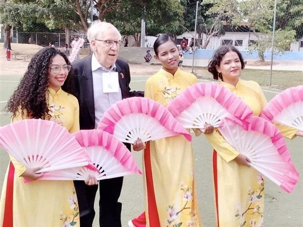 Venezuelan artists in ao dai, a traditional dress of Vietnam, at the opening ceremony of the cultural and sports exchange programme on April 19. Photo: VNA Venezuelan artists in ao dai, a traditional dress of Vietnam, at the opening ceremony of the cultural and sports exchange programme on April 19. Photo: VNA