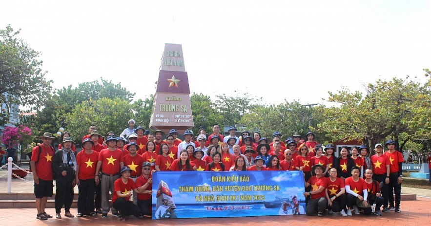 Overseas Vietnamese Visit Truong Sa Island District, DK1 Platform Overseas Vietnamese Visit Truong Sa Island District, DK1 Platform
