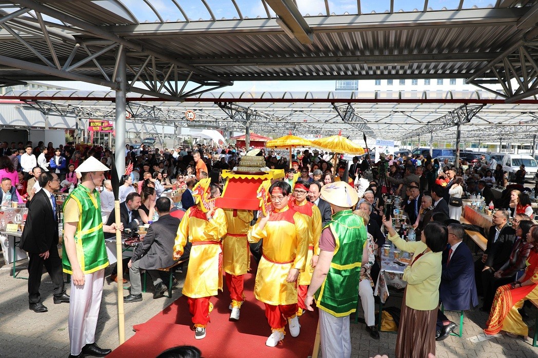 At the ceremony to commemorate the death anniversary of Hung Kings in Germany. (Photo: At the ceremony to commemorate the death anniversary of Hung Kings in Germany. (Photo: