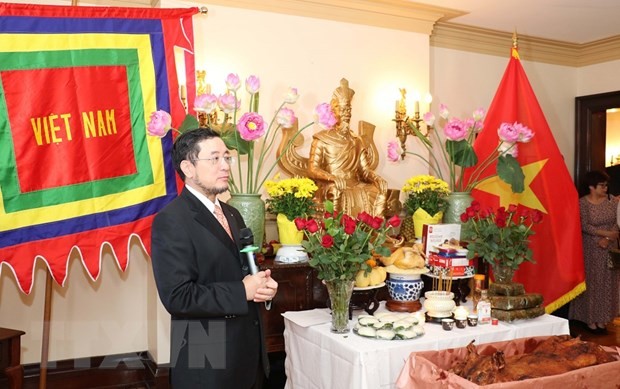 Vietnamese Ambassador to Canada Pham Cao Phong talked with Vietnamese expatriates in Canada about the meaning of worshiping Hung Vuong. (Photo: Trung Dung, Ha Linh, Viet Tuan/VNA Vietnamese Ambassador to Canada Pham Cao Phong talked with Vietnamese expatriates in Canada about the meaning of worshiping Hung Vuong. (Photo: Trung Dung, Ha Linh, Viet Tuan/VNA