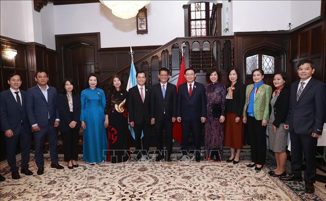 National Assembly Chairman Vuong Dinh Hue and the Vietnamese Embassy staff. Photo: VNA National Assembly Chairman Vuong Dinh Hue and the Vietnamese Embassy staff. Photo: VNA